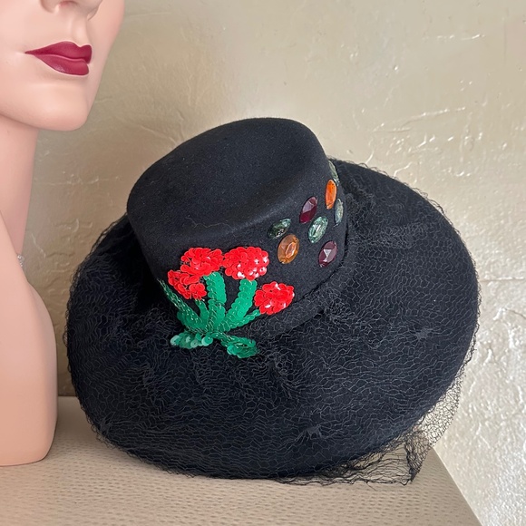 MERRY 1940s' BLACK FELT TILT HAT WITH SEQUIN FLOWER APPLIQUE, JEWELS, FULL VEIL - Picture 10 of 12